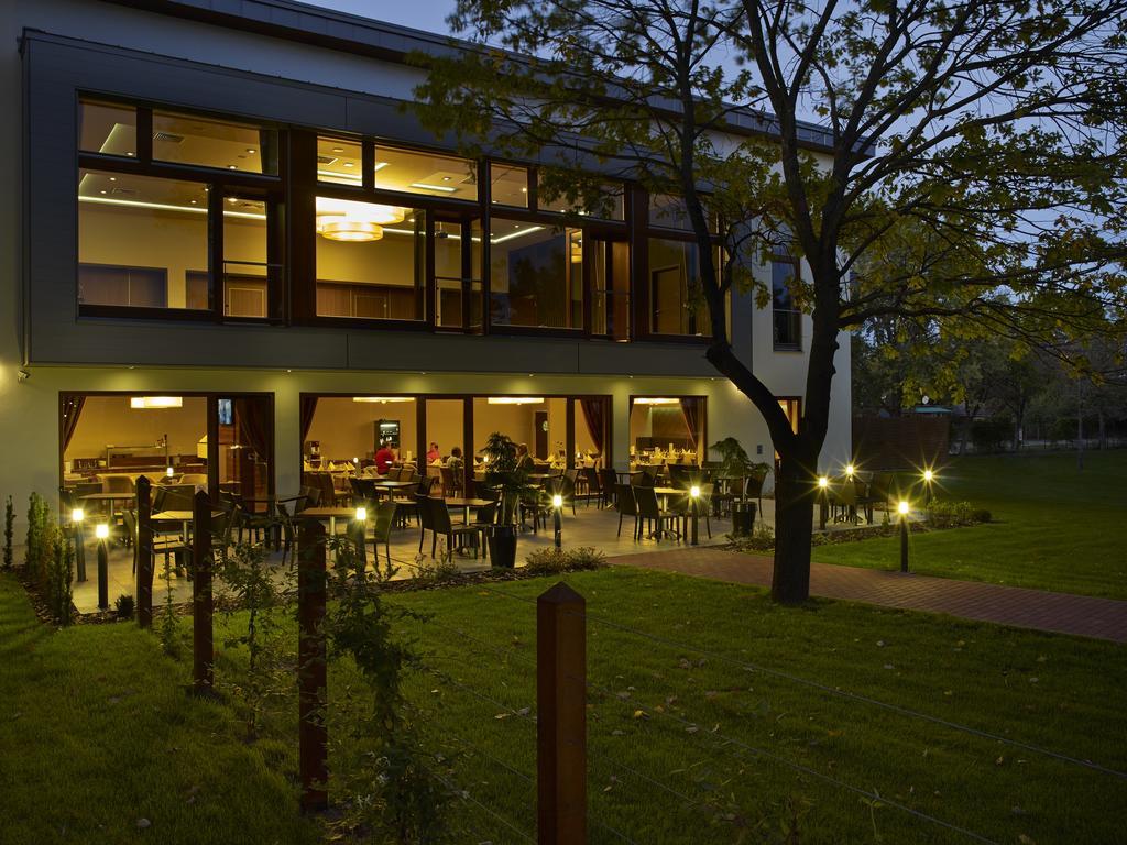Barack Thermal Hotel And Spa Tiszakécske Exterior foto